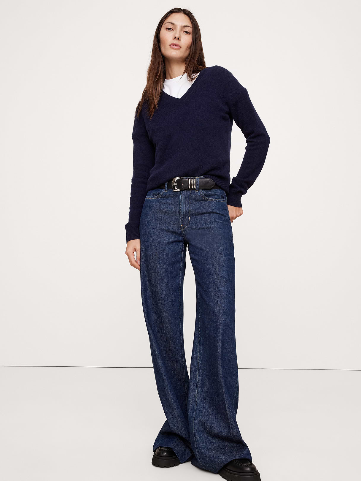Lightweight Cashmere V-Neck Sweater - Navy Blue