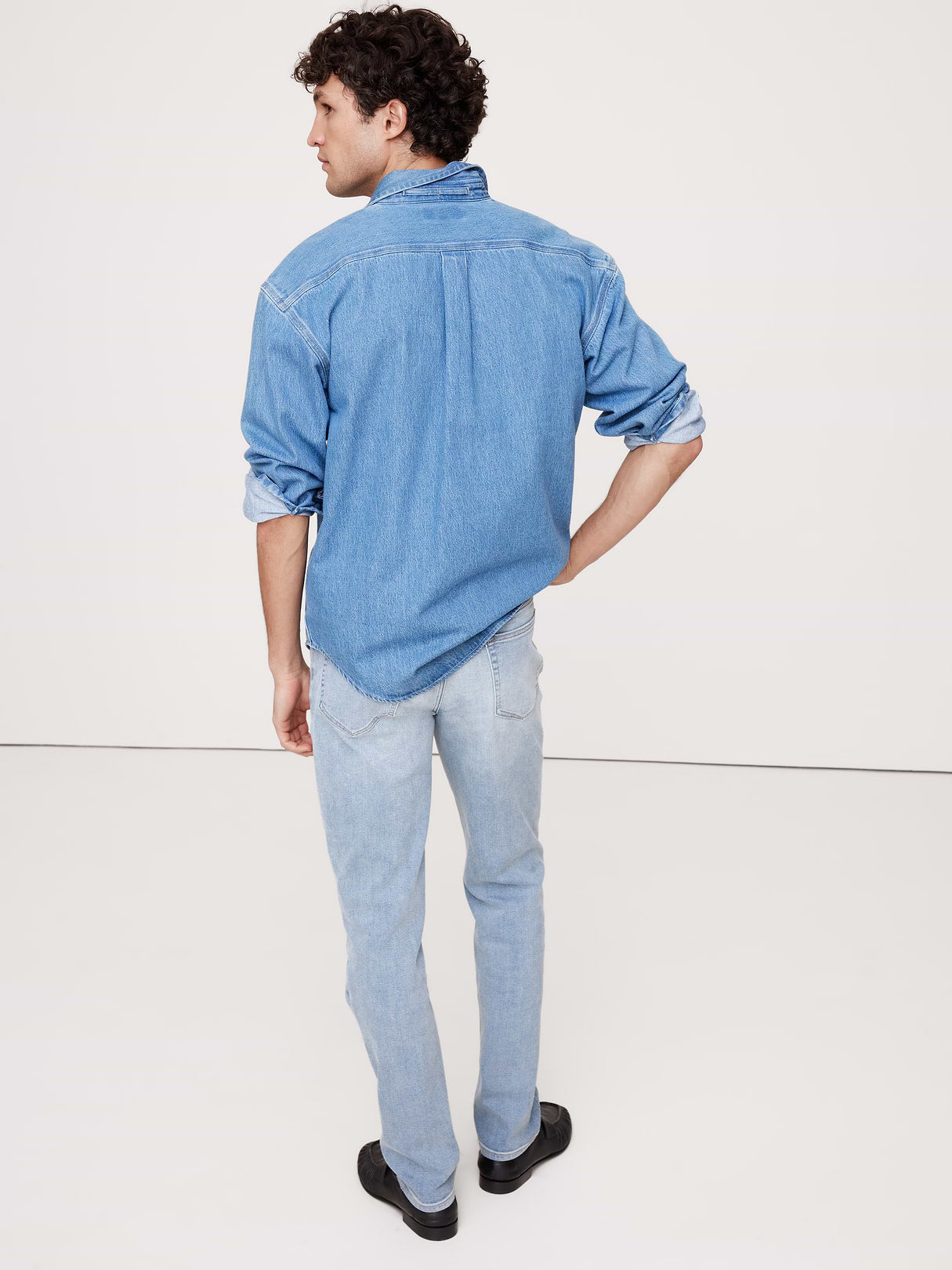 Slim Luxe Traveler Jean - Light Wash