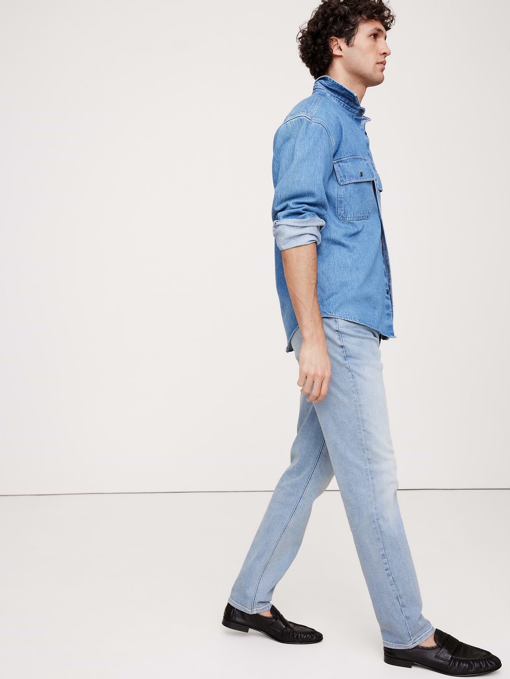 Slim Luxe Traveler Jean - Light Wash