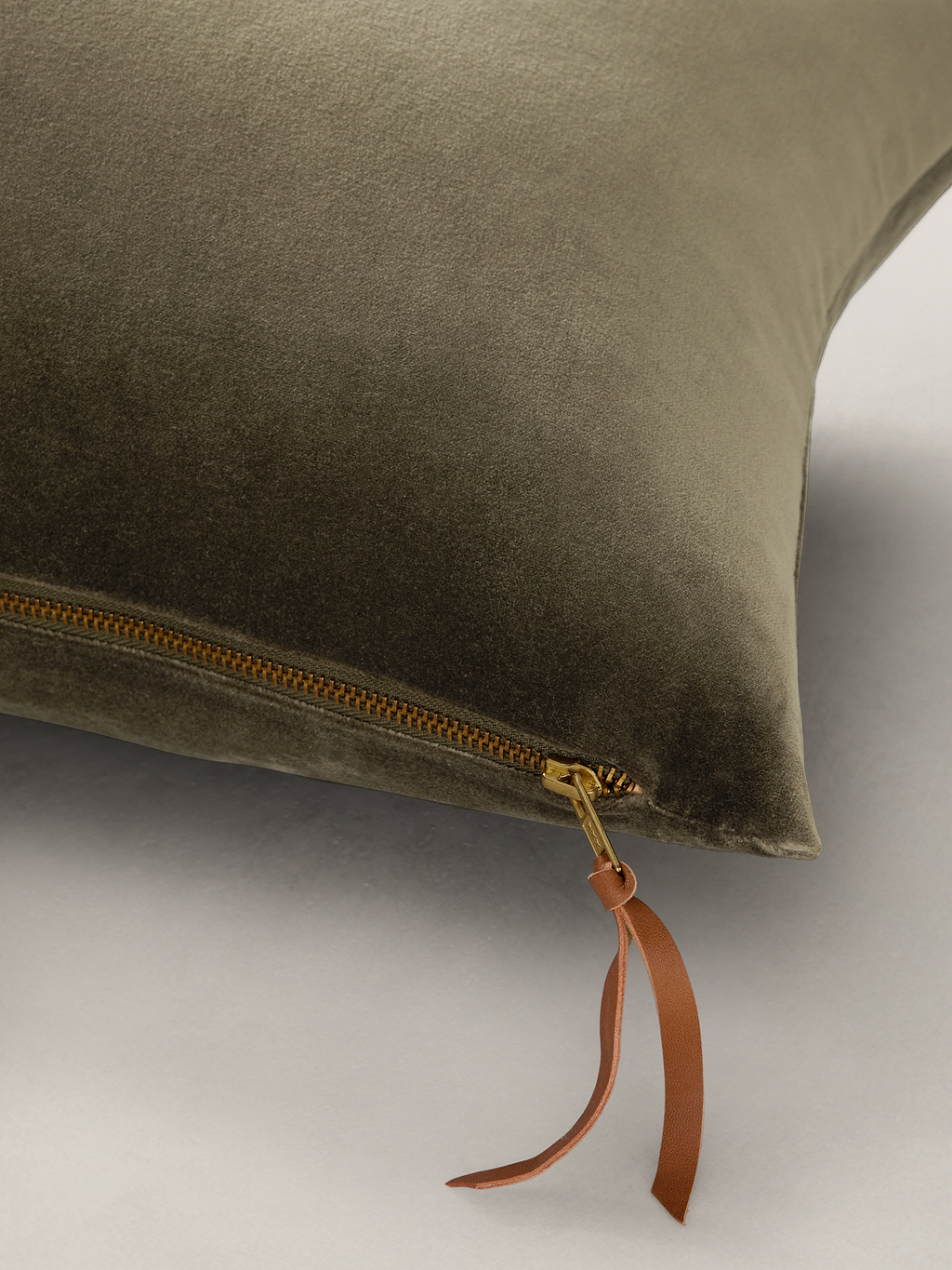 Timeless Velvet Pillow - Moss Green
