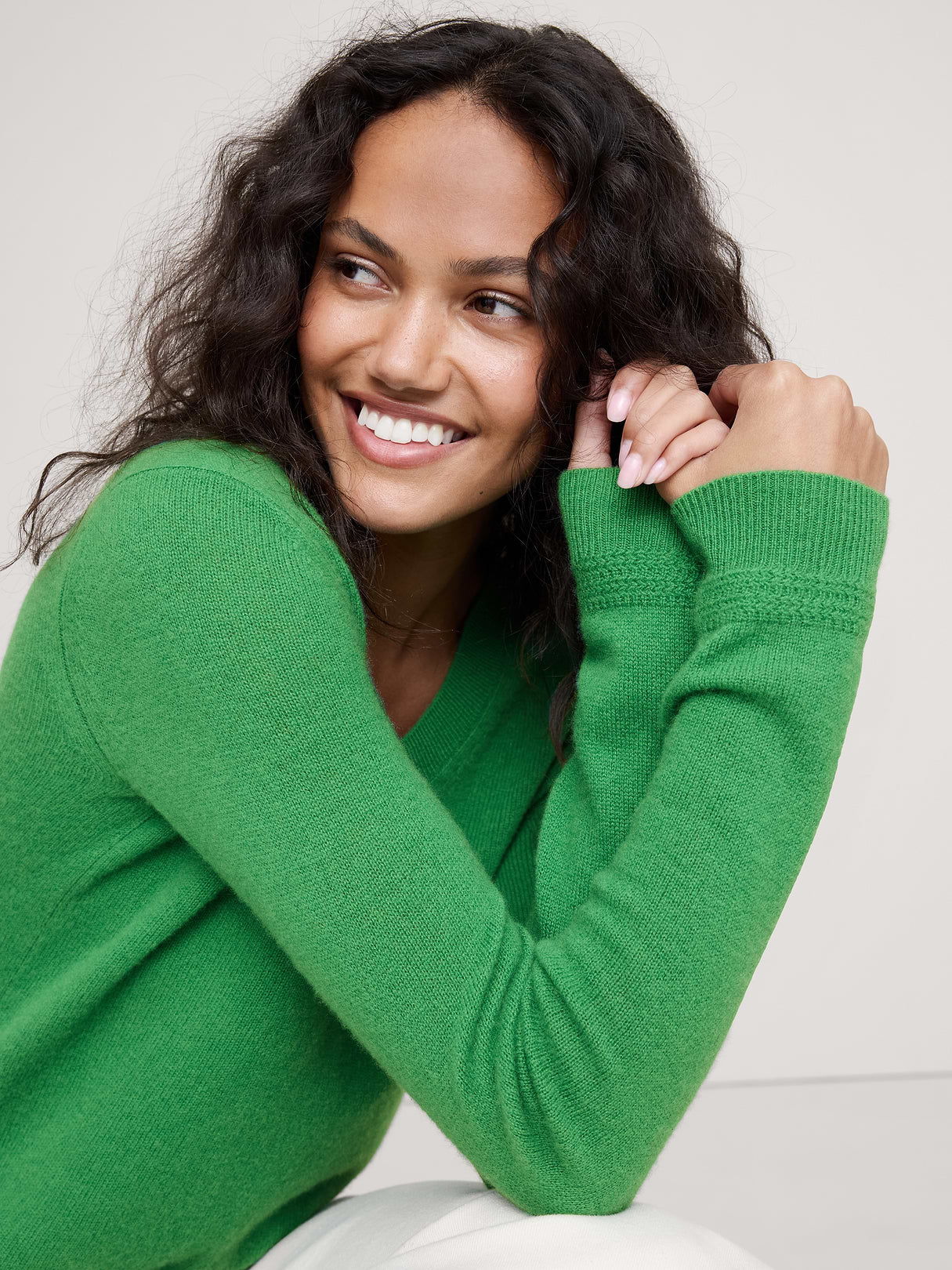 Lightweight Cashmere V-Neck Sweater - Green Amazon