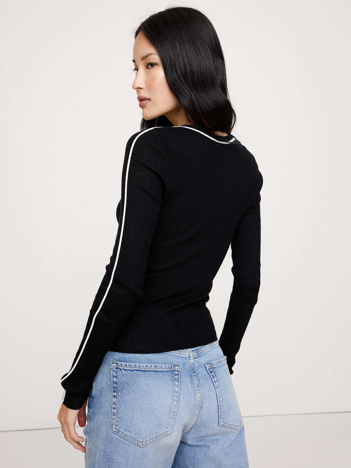Featherweight Cashmere Henley - Black With Cream White