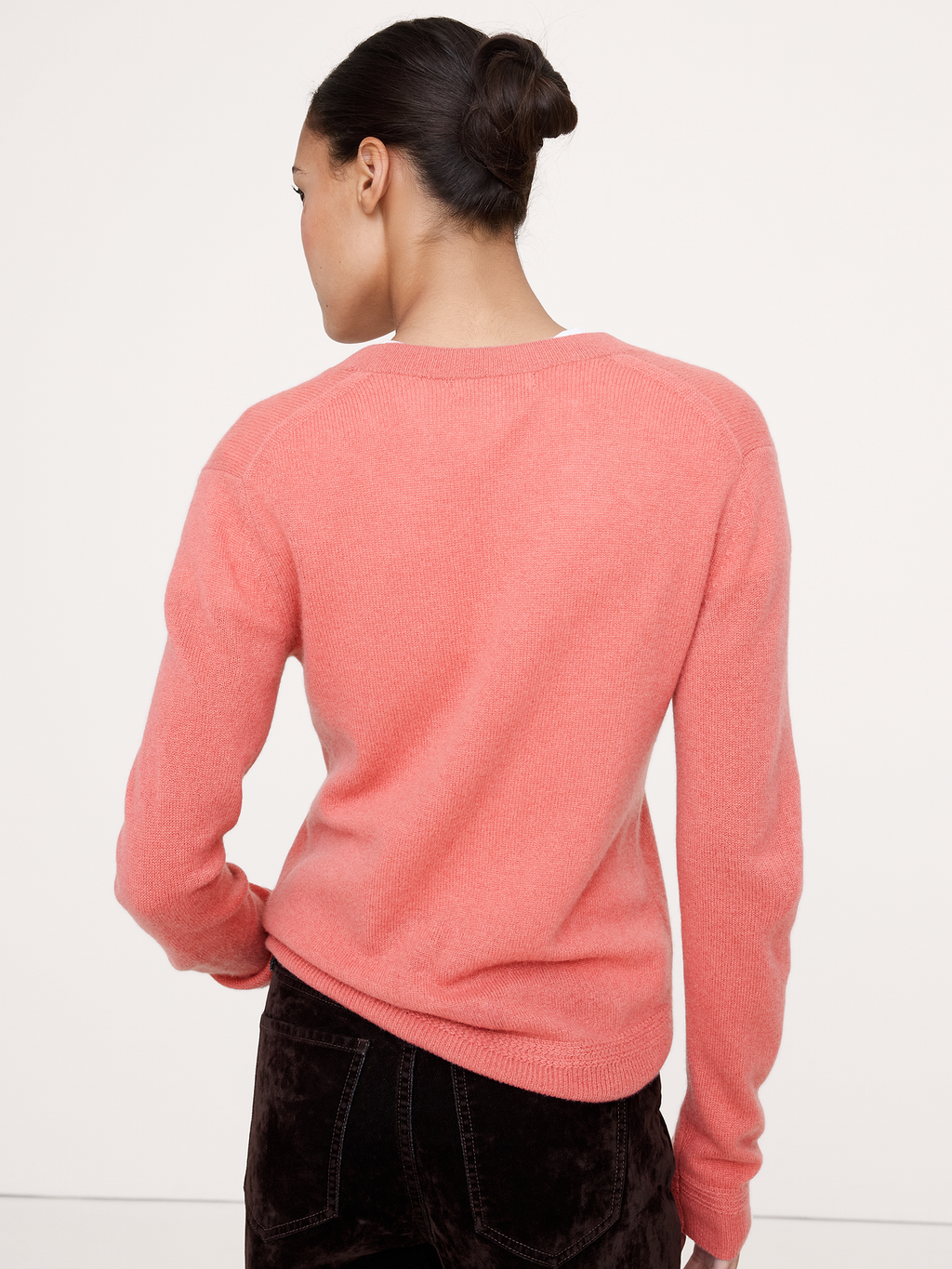 Lightweight Cashmere V-Neck Sweater - Pink Snapdragon