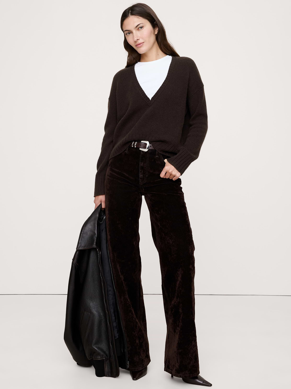 Lightweight Cashmere Low V-Neck Sweater - Ganache Brown