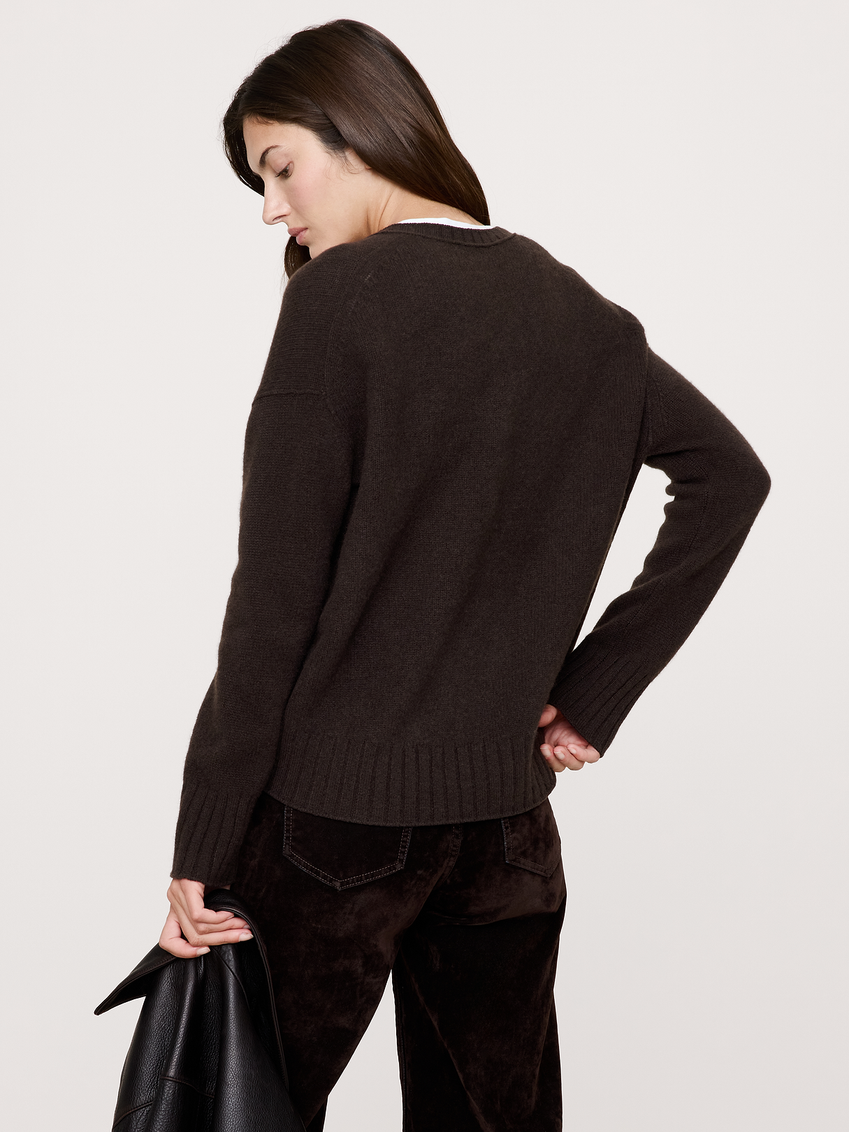 Lightweight Cashmere Low V-Neck Sweater - Ganache Brown