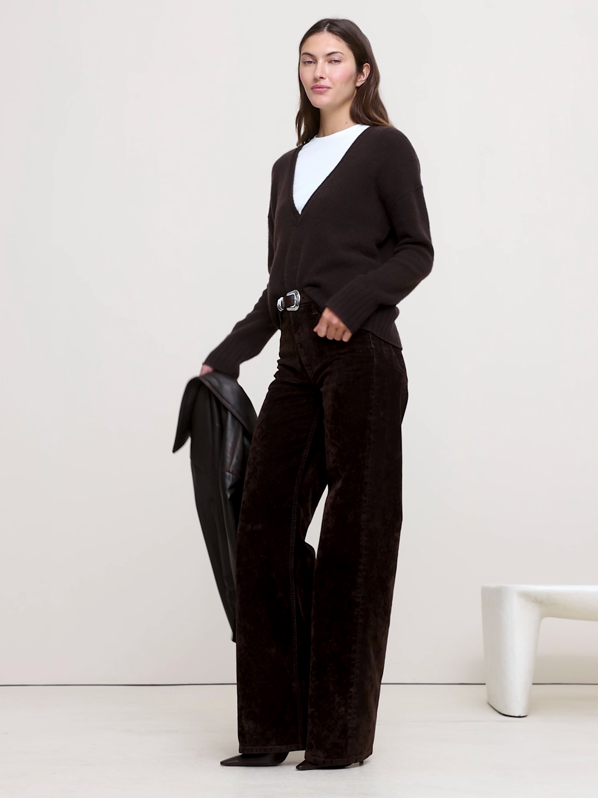 Lightweight Cashmere Low V-Neck Sweater - Ganache Brown