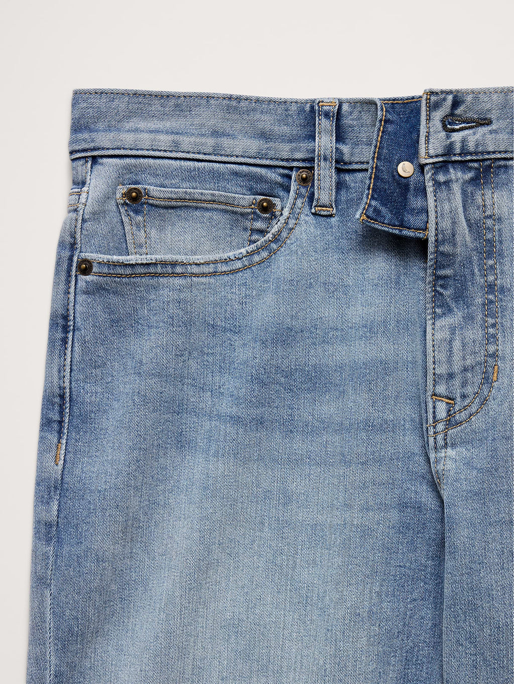 Slim Luxe Traveler Jean - Light Wash