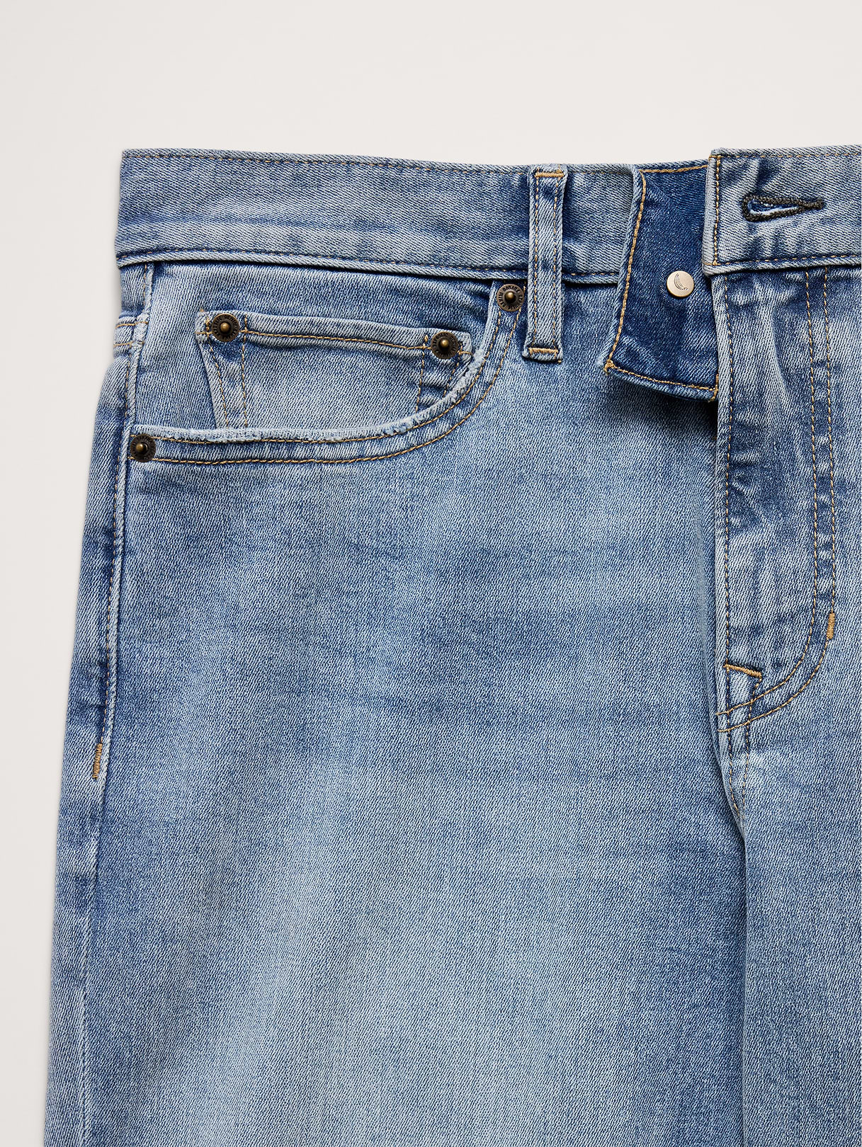 Slim Luxe Traveler Jean - Light Wash
