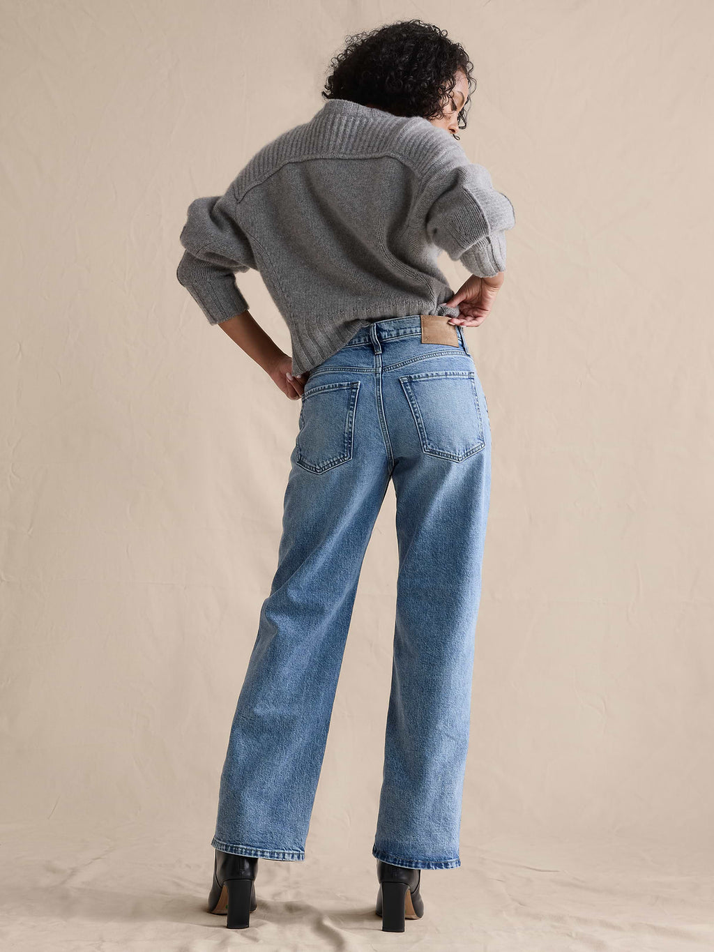 Mid-Rise 90s Classic Jean - Medium Light Wash