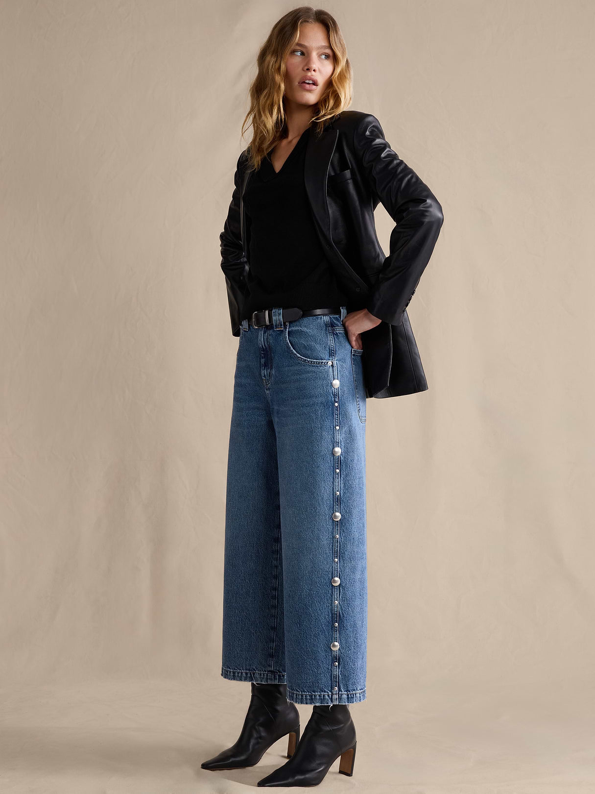Low-Rise Loose Studded Cropped Jean - Medium Wash