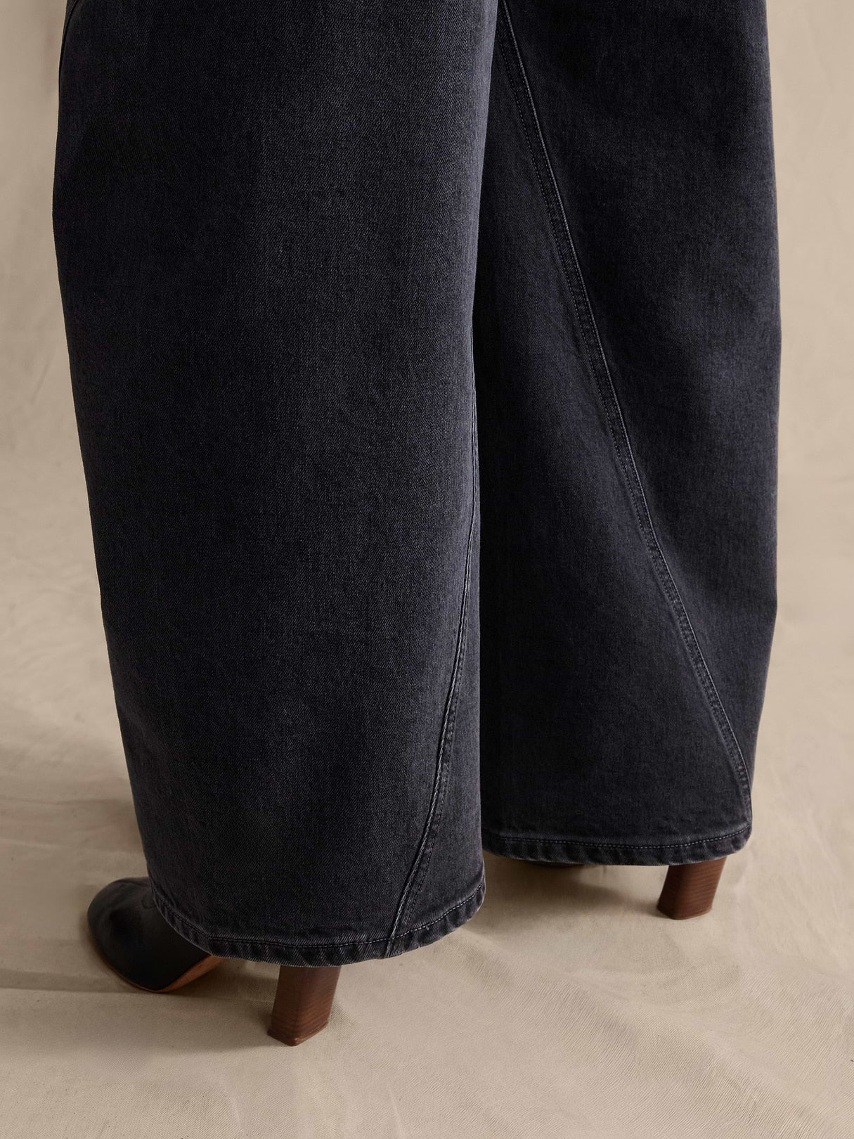 High-Rise Loose Barrel Jean - Washed Black