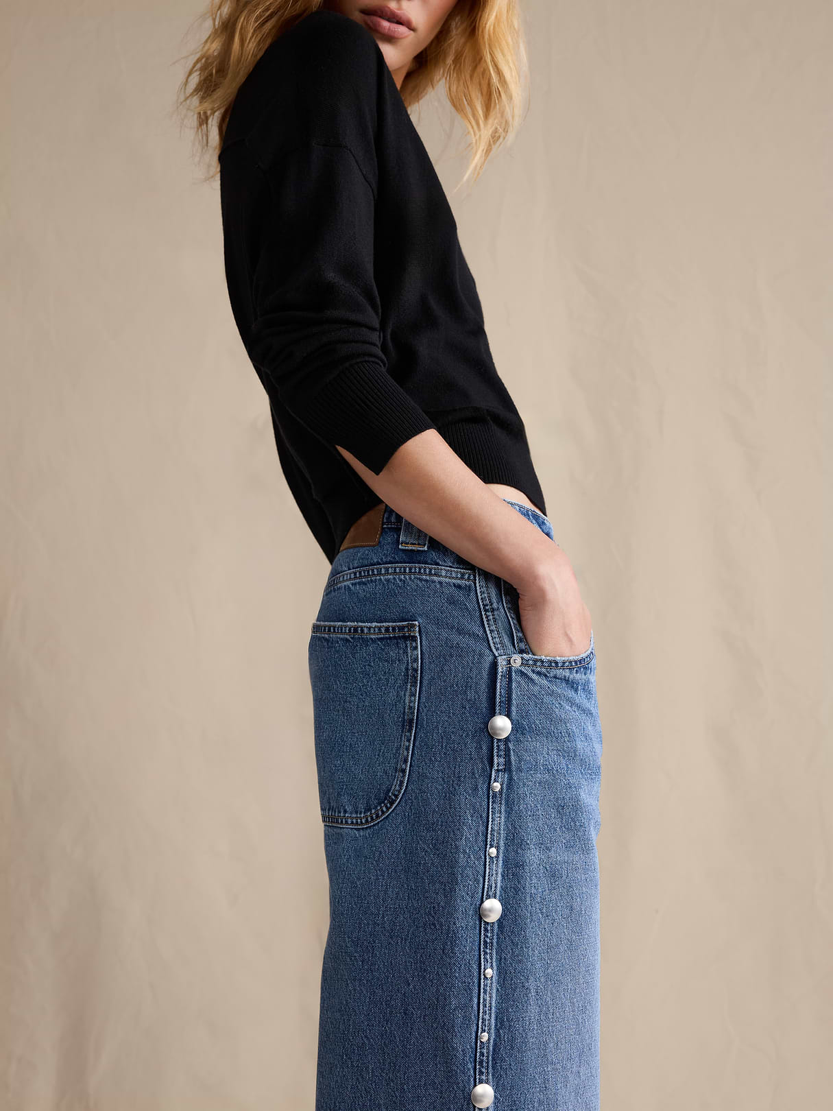 Low-Rise Loose Studded Cropped Jean - Medium Wash