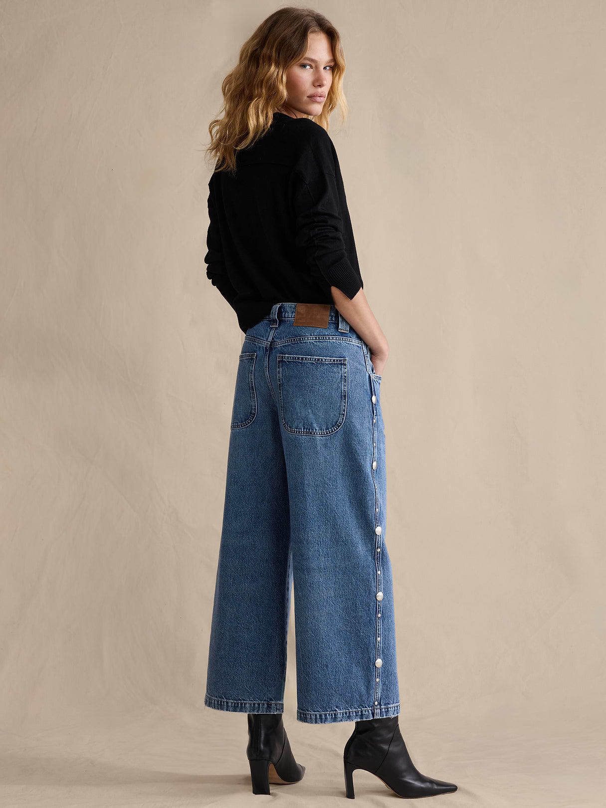 Low-Rise Loose Studded Cropped Jean - Medium Wash