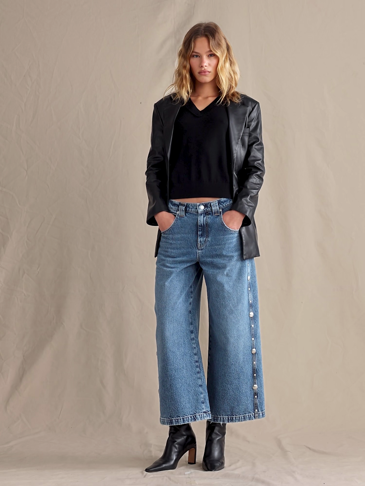 Low-Rise Loose Studded Cropped Jean - Medium Wash