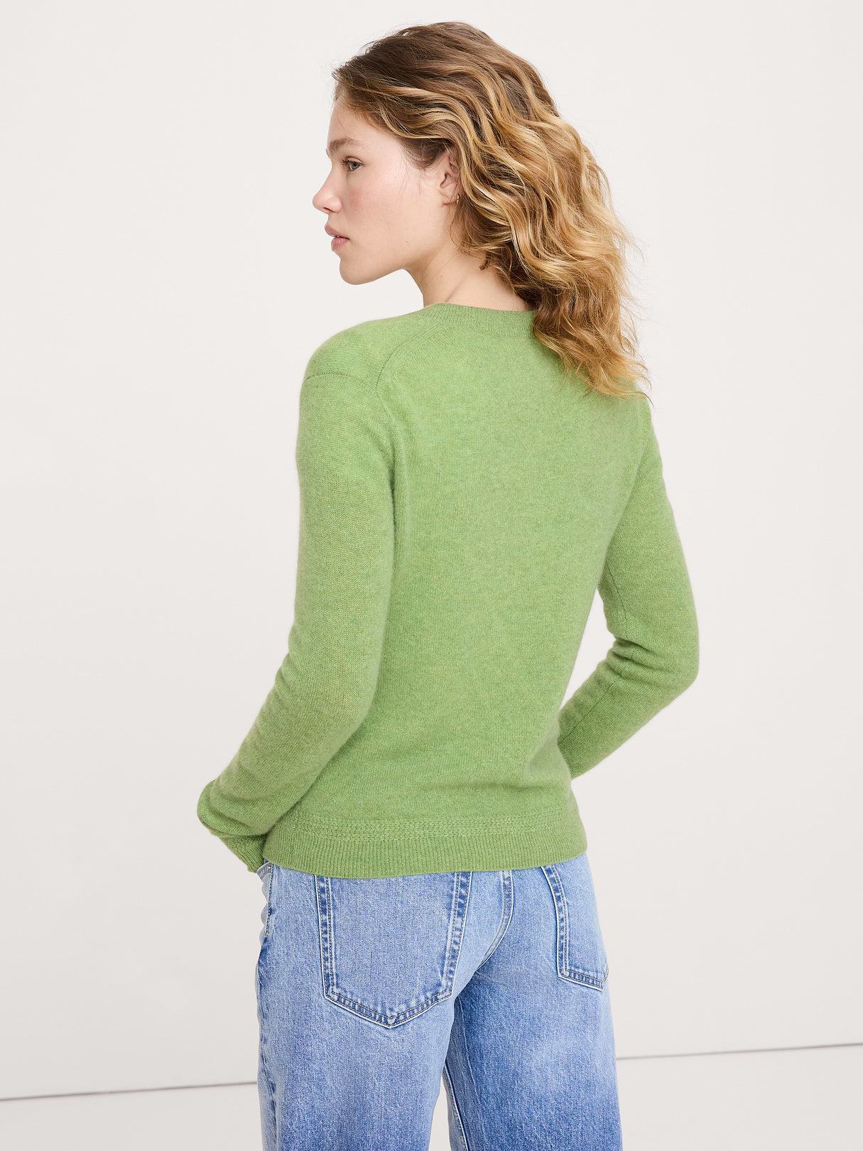 Lightweight Cashmere V-Neck Sweater - Grassy Fields Green