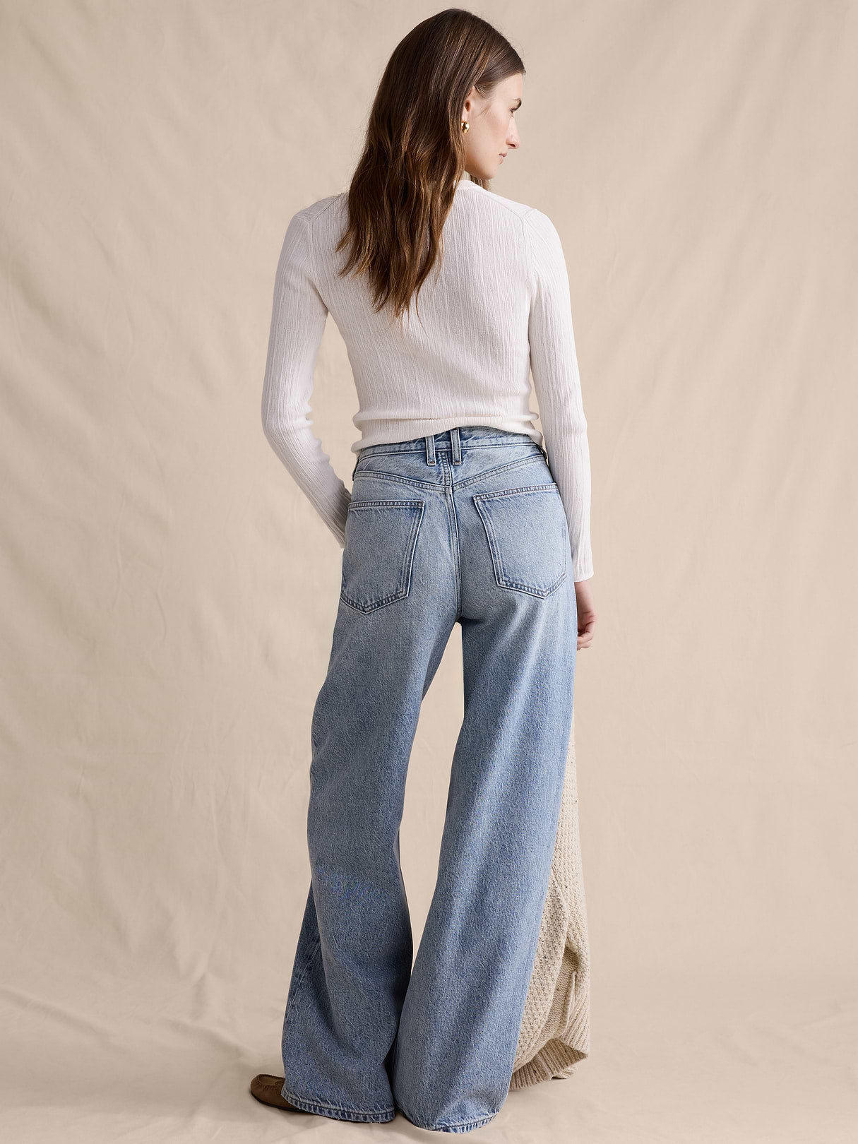 Mid-Rise Baggy-Straight Lightweight Jean - Light Wash