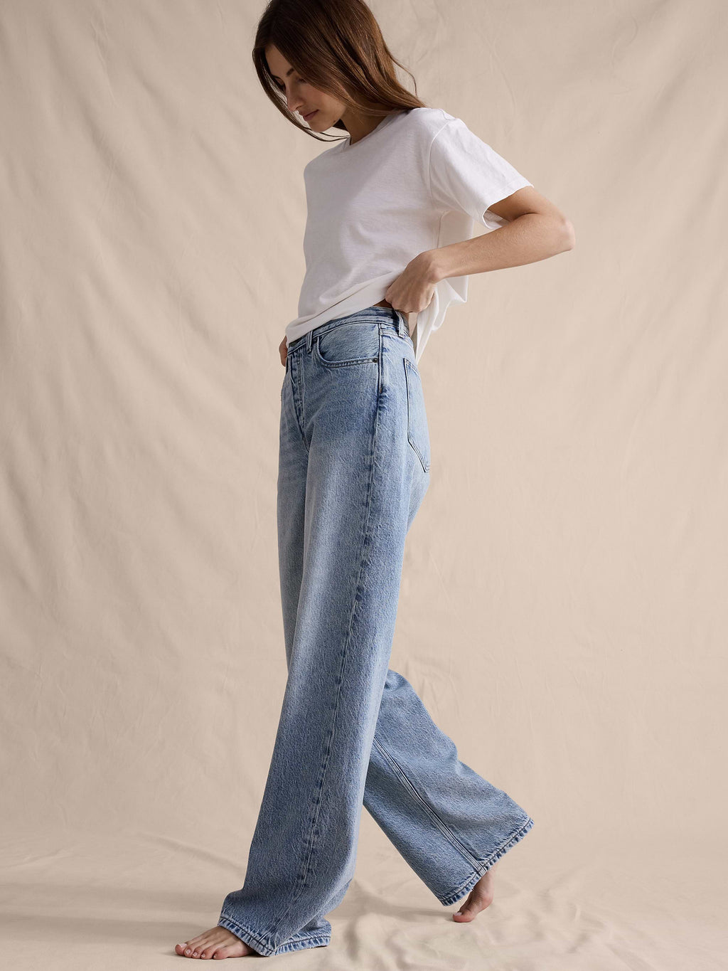 Mid-Rise Baggy-Straight Lightweight Jean - Light Wash