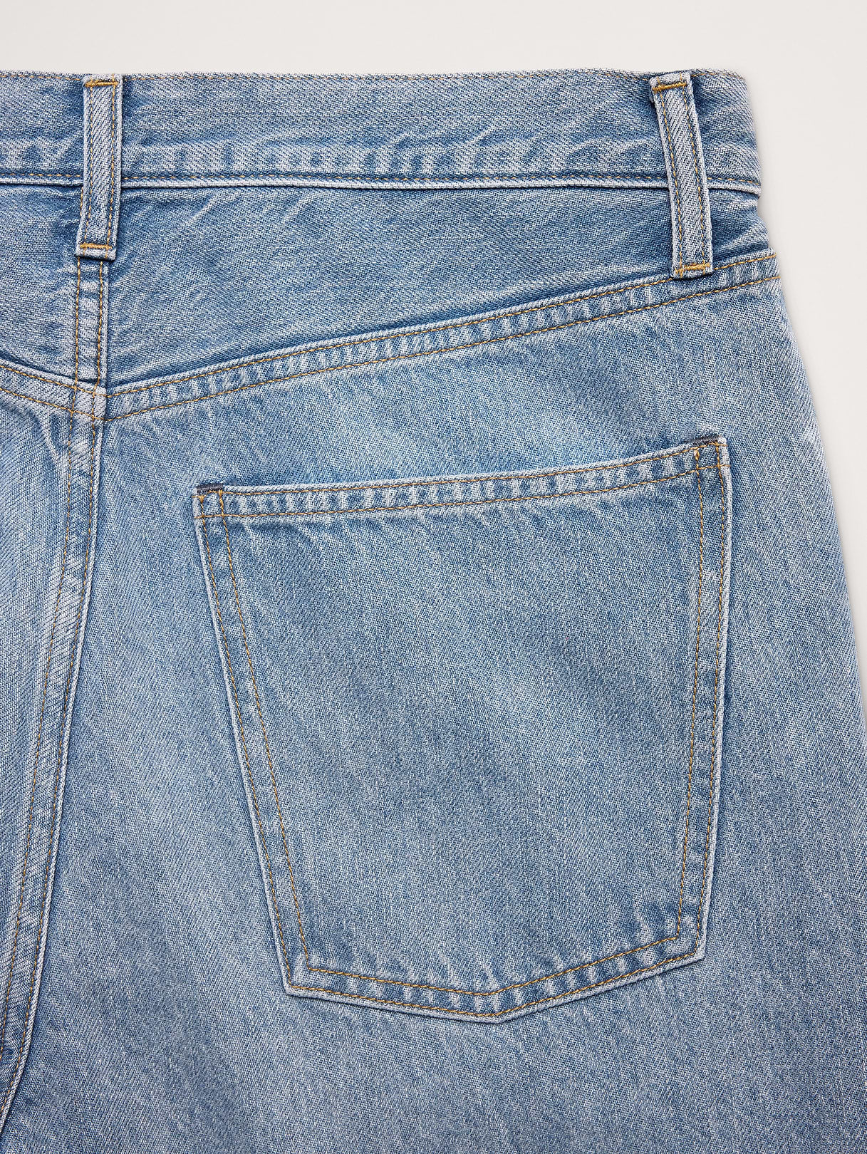 Relaxed-Straight Lightweight Jean - Light Wash