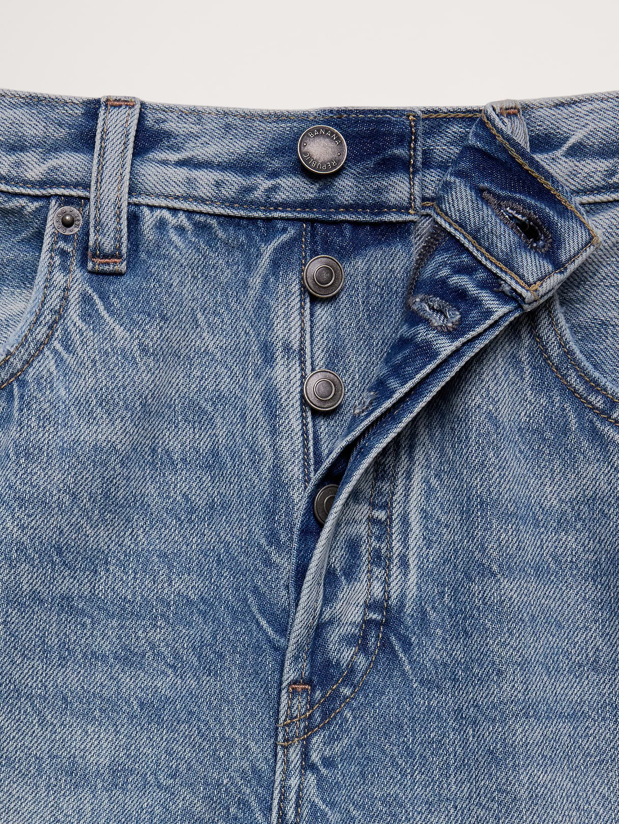 Mid-Rise Baggy-Straight Lightweight Jean - Light Wash