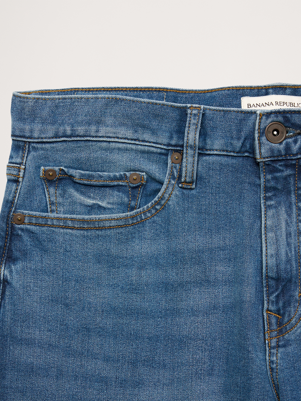 Slim Luxe Traveler Jean - Vintage Medium Wash