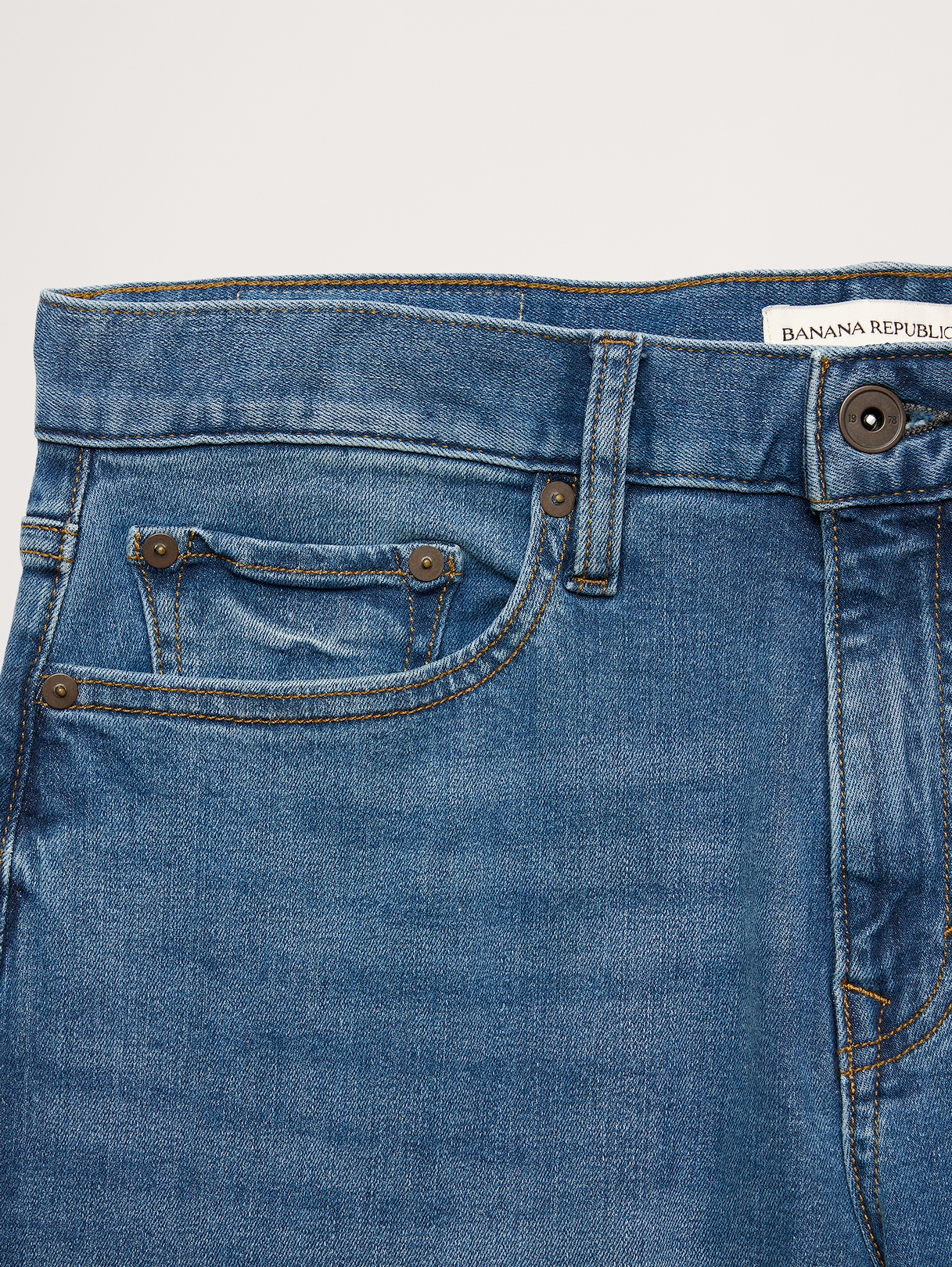 Slim Luxe Traveler Jean - Vintage Medium Wash